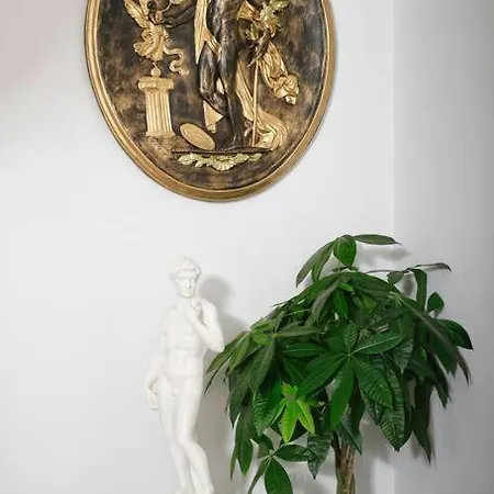 Baroque Au Pied De La Cathedrale